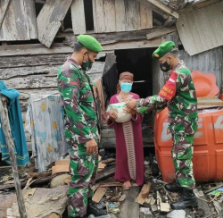 Jelang Idul Fitri, Koramil 1014 – 08/Jelai Bagikan Beras Pada Warga Kecamatan Jelai
