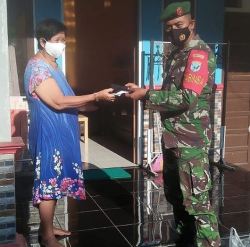 Cegah Penyebaran Covid-19, Anggota Koramil 1012-03/Pasar Panas Bagikan Masker Gratis