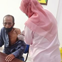 Babinsa Koramil 1015-08/MBK Dampingi Purnawirawan Dan Warakawuri Kegiatan Vaksinasi
