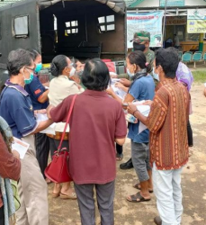 Dukung Percepatan Vaksinasi Covid-19 Babinsa Koramil 1012-04/DST Jemput Warga