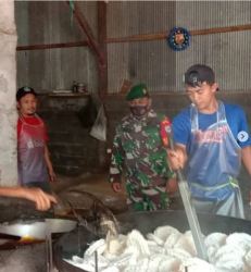 Komsos, Babinsa Koramil 1015-12/Parenggean Berikan Motivasi kepada Pemilik Usaha Kerupuk