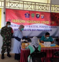Koramil 1015-13/Mentaya Hulu Bersama Puskesmas Melaksanakan Serbuan Vaksin Di Daerah Binaanya