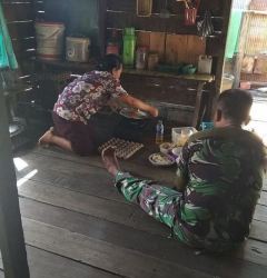 Serda Gandung Bantu Ibu Asuh Memasak