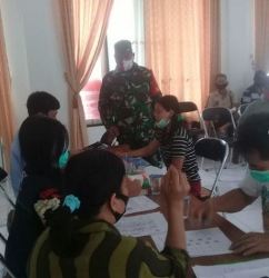 Berikan Rasa Aman Babinsa dan Bhabinkamtibmas Pantau Penyaluran BST PUSAT