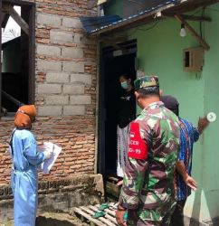 Cegah Penyebaran Covid-19, Babinsa Koramil 1015-07/Mentaya Hilir Utara Laksanakan Tracing Pasien Covid-19
