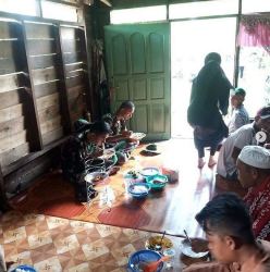 Makan Bersama Menambah Erat Hubungan Warga dan Satgas TMMD