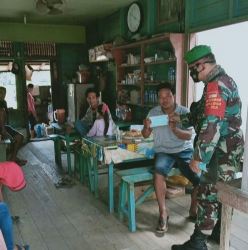 Babinsa Tewah Komsos di Wilayah Pasar, Ingatkan Warga Patuhi Protkes Covid-19