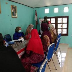 Babinsa Koramil 1015-16/Pbh Tinjau Pelaksanaan Vaksin Lansia Diwilayah Binaan