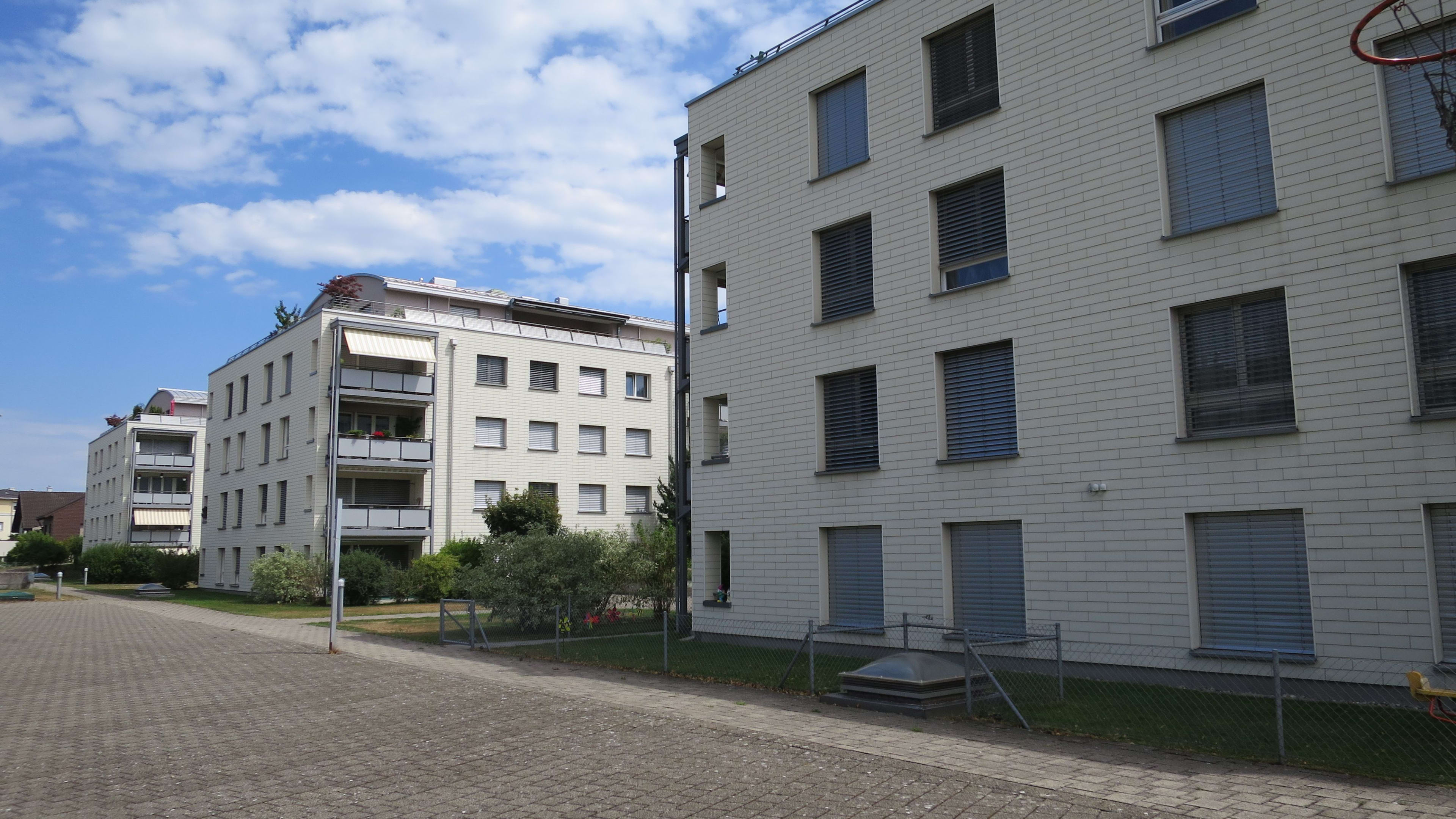 Aussenaufnahme der Liegenschaft an der Fällmisstrasse in Wilen bei Wollerau.