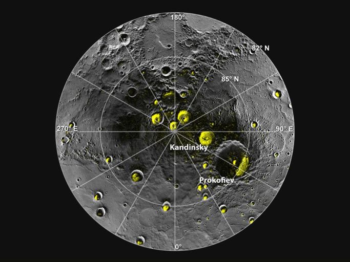 Мозаика, составленная из фотографий, сделанных аппаратом MESSENGER в 2011--2015 годах. Жёлтым отмечены гипотетические места с водяным льдом на дне кратеров.