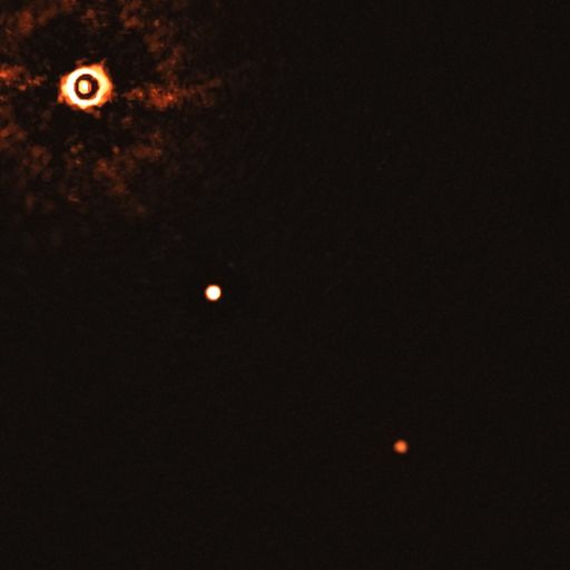 Снимок, полученный приёмником SPHERE на VLT. Свет от звезды блокирован при помощи коронографа. Светлые и тёмные кольца в поле вокруг звезды – оптический артефакт. Планеты видны как две ярких точки в центре и в нижней правой части кадра.