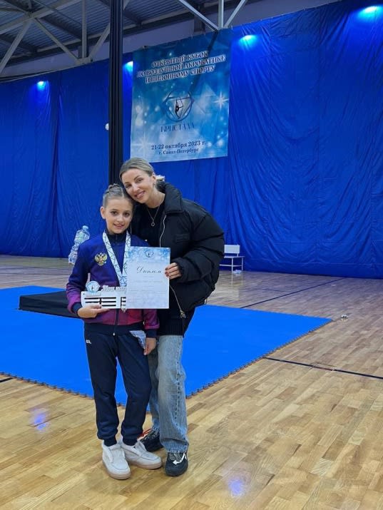 Надежда Бабаева с наградами открытого кубка по воздушной акробатике, Санкт-Петербург, 2023