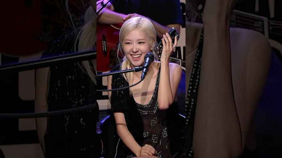 Розэ из BLACKPINK представила оригинальную демо-версию песни «APT.» на шоу «The Howard Stern Show»
