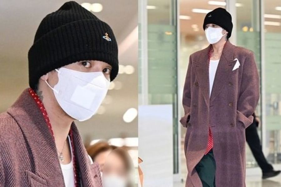G-Dragon снова привлекает к себе внимание в аэропорту: эффектное длинное бордовое пальто и огромный красный галстук