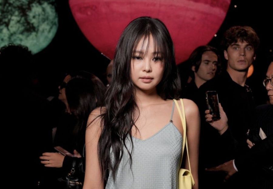 Дженни из BLACKPINK на показе Chanel в Париже: кто этот загадочный мужчина, обнявший её за талию?