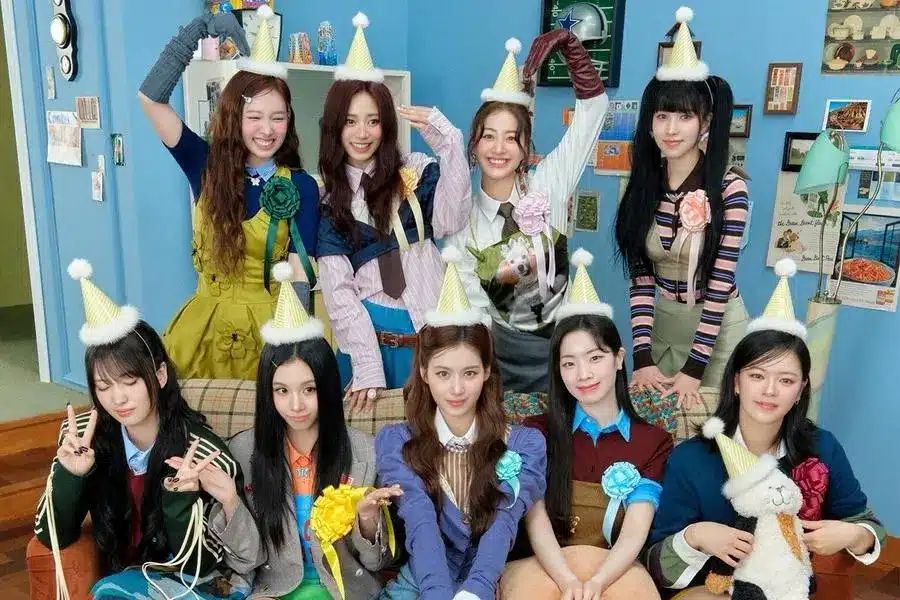 TWICE стали первой женской K-Pop группой, у которой два альбома находятся в Billboard 200 одновременно