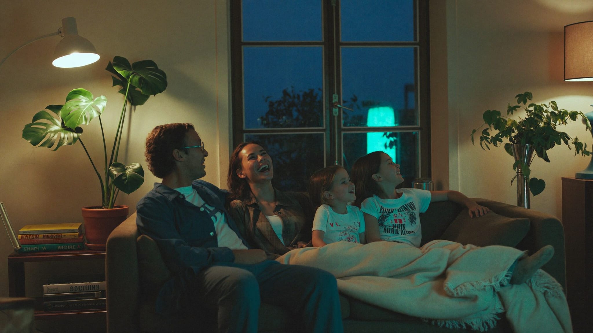 Casa di famiglia al tramonto con le finestre illuminate