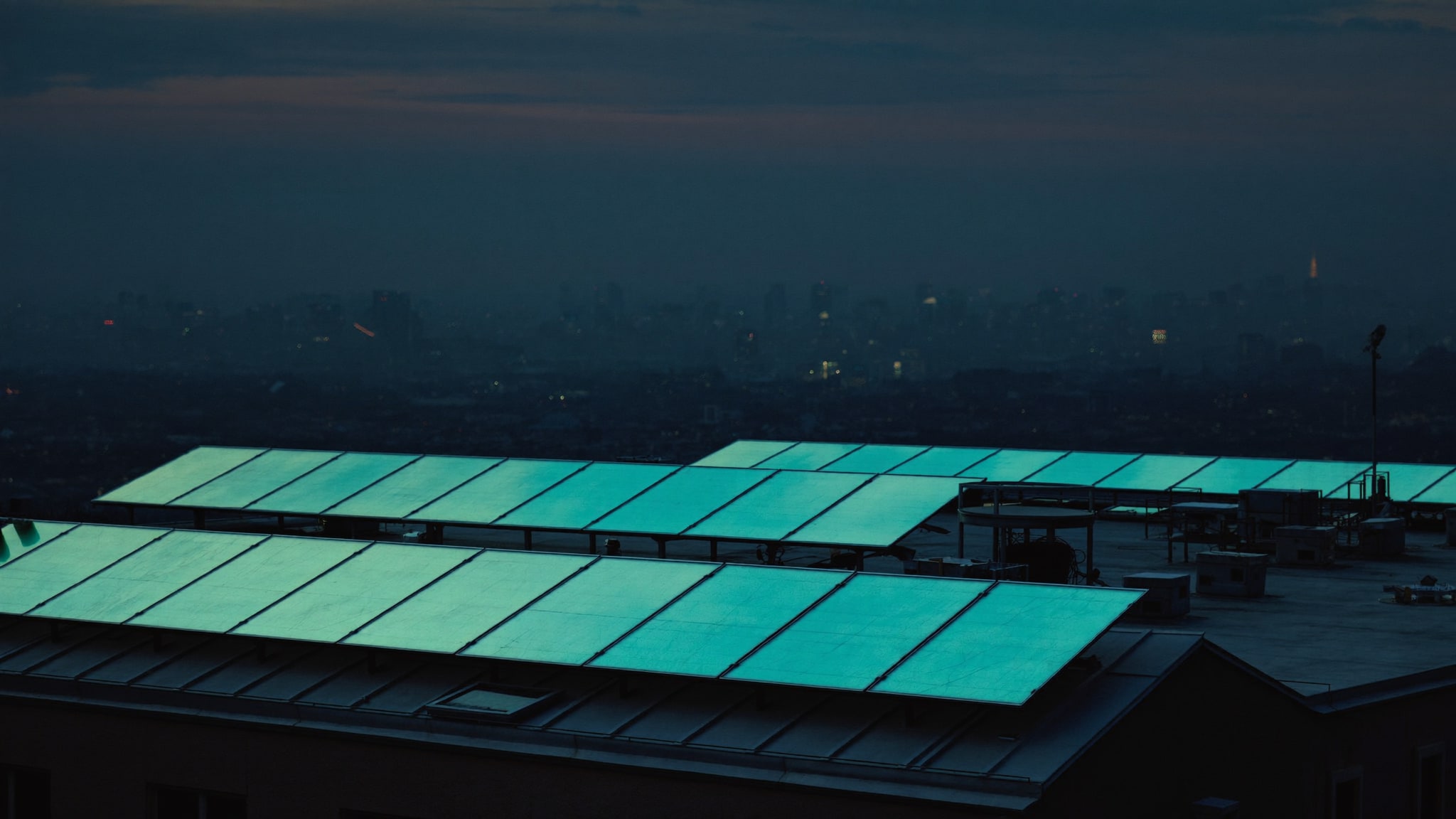 Tetto condominiale con impianto fotovoltaico al crepuscolo