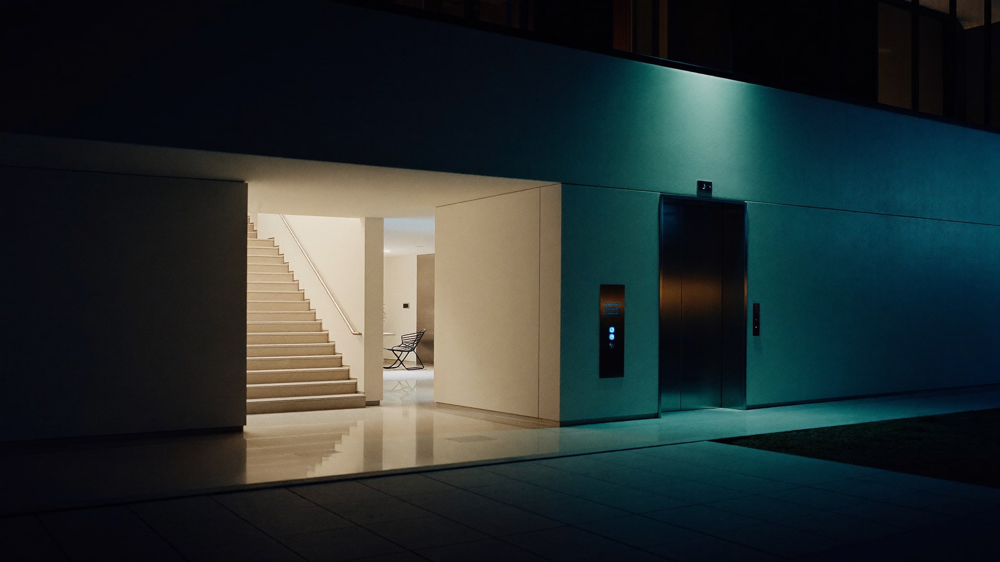 Atrio condominiale illuminato di sera
