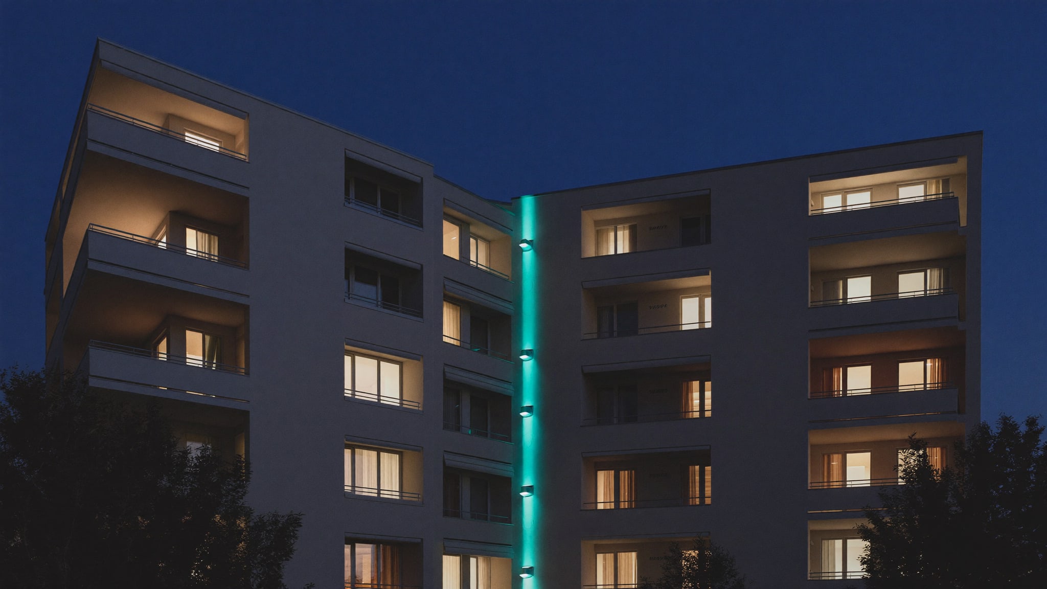 Palazzo residenziale al tramonto con le finestre illuminate