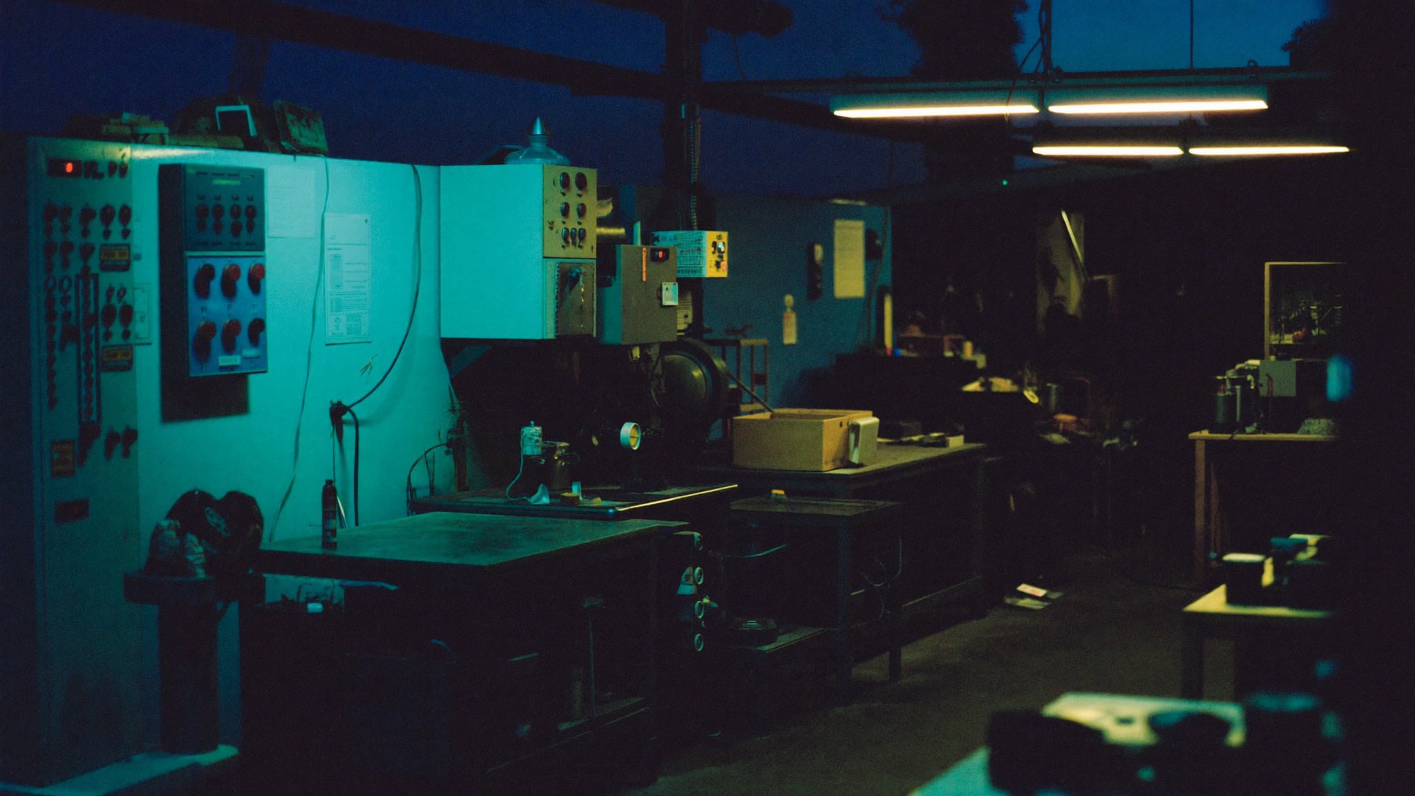 Officina artigiana illuminata la sera