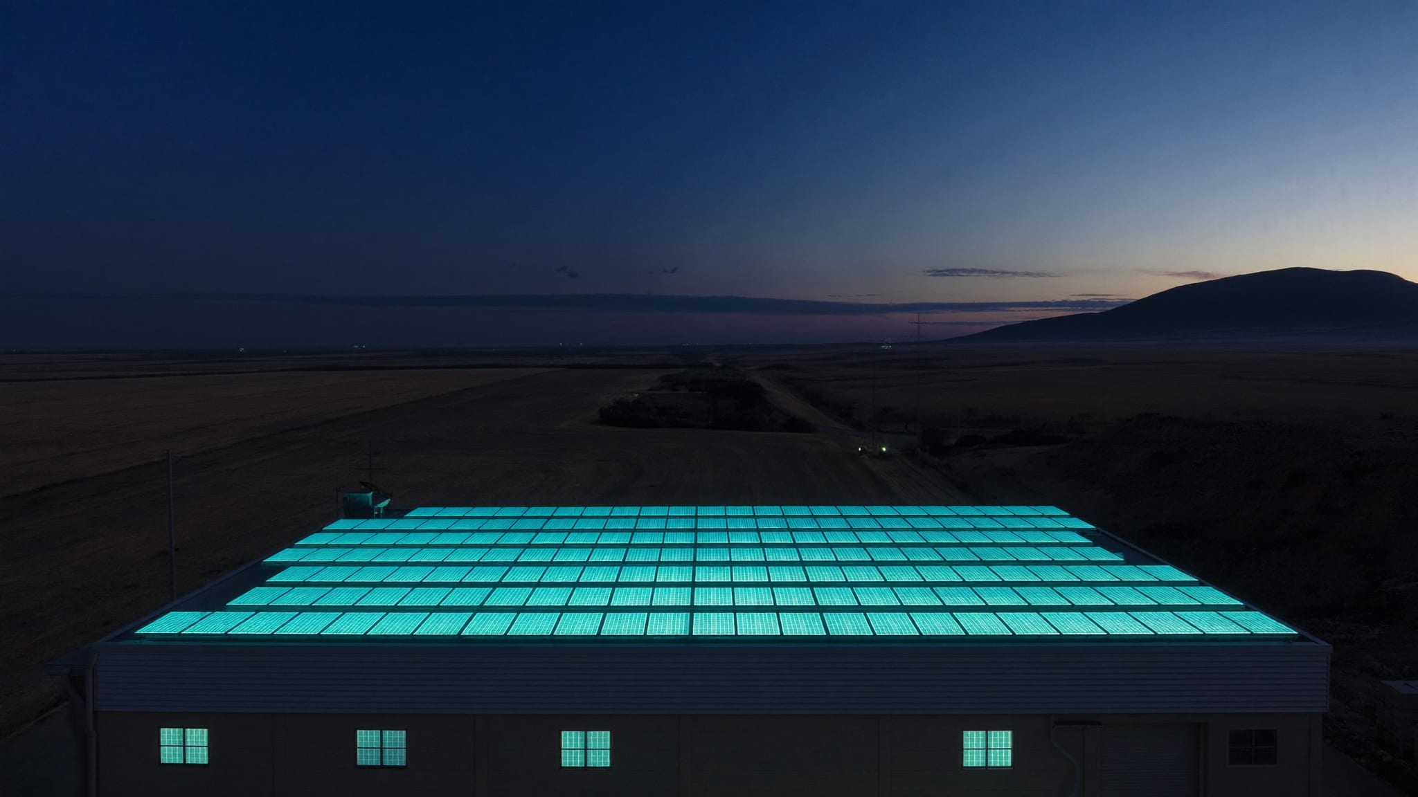 Capannone con impianto fotovoltaico visto dall'alto