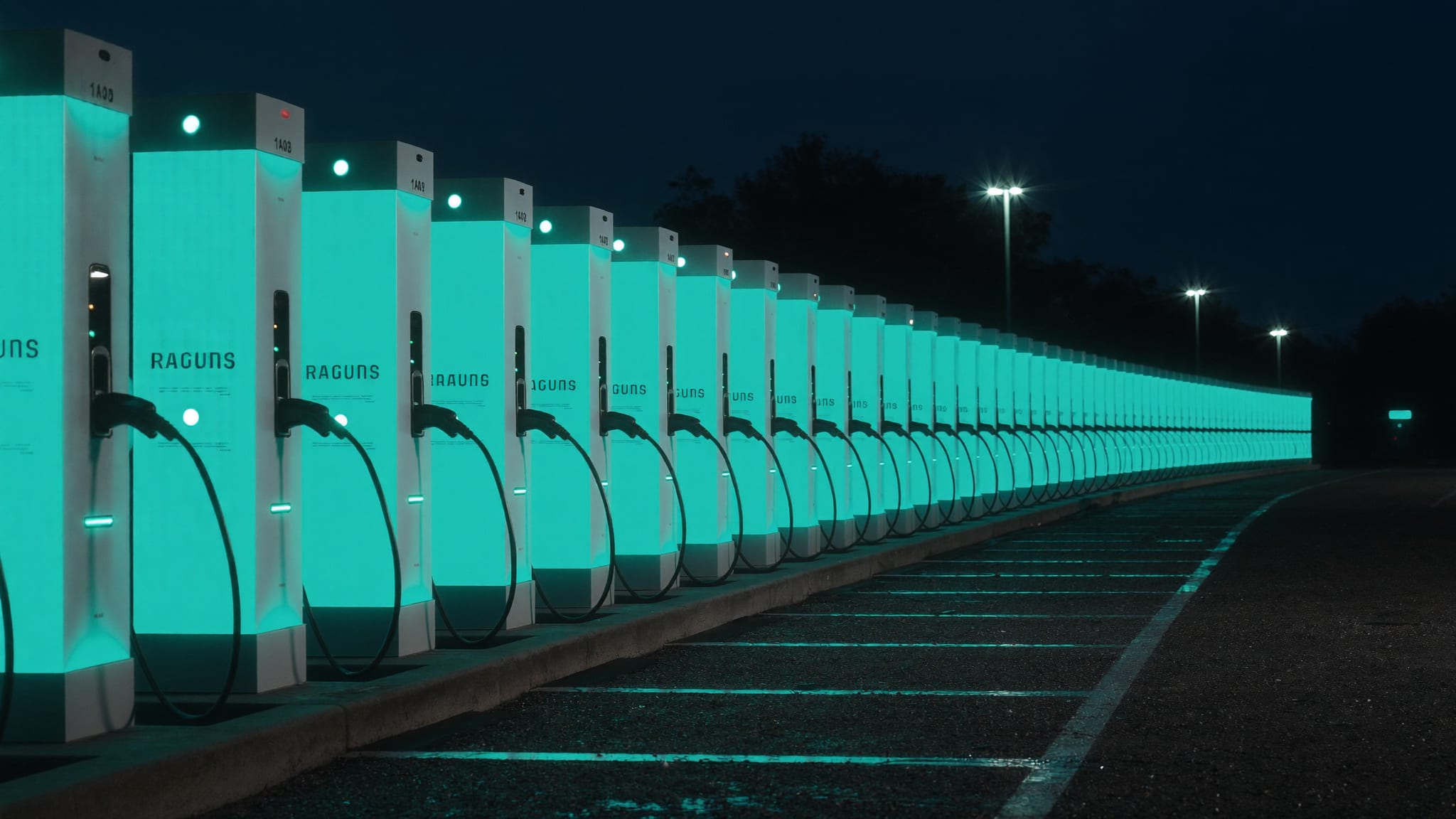 Flotta di veicoli elettrici in ricarica in un deposito aziendale