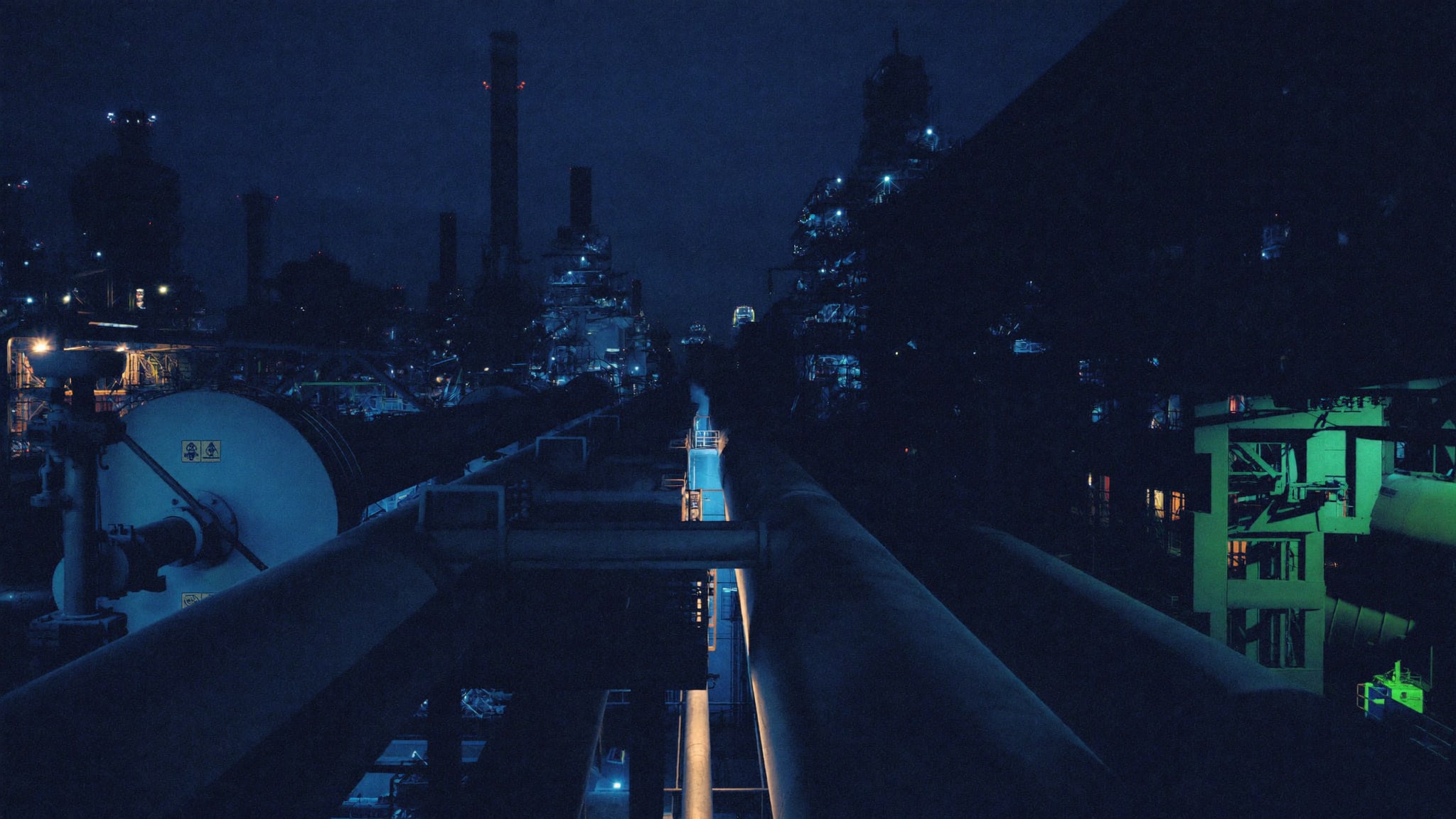 Interno di un grande impianto industriale di notte