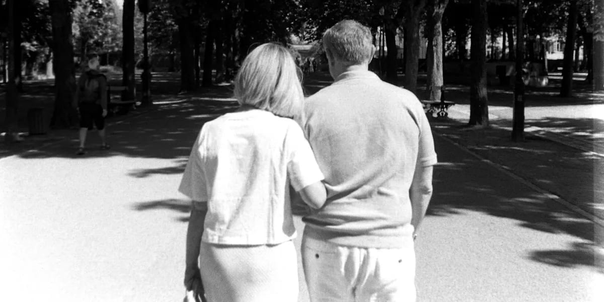 Als wir 19 waren, versprachen mein bester Freund und ich uns, dass wir uns mit 60 wiederfinden würden, wenn wir beide single sein sollten – Ich wurde letzte Woche 60, und mein altes Festnetztelefon klingelte