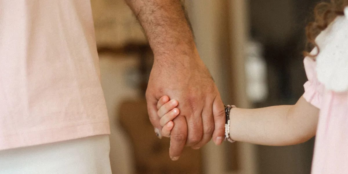 Warum dieser Vater seiner Tochter nicht erlaubt hatte, ihre Haare zu schneiden – die Erklärung verschlug uns allen die Sprache