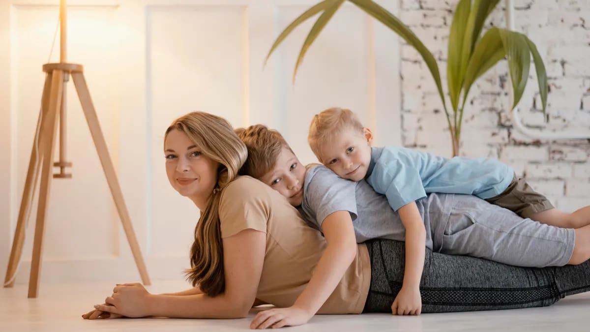 Mein Ehemann verließ mich und unsere sieben Söhne für meine Schwester, weil sie "nicht mit Kindern belastet war" – dann schickte unser ältester Sohn ihm ein spezielles Hochzeitsgeschenk, das er niemals vergessen würde