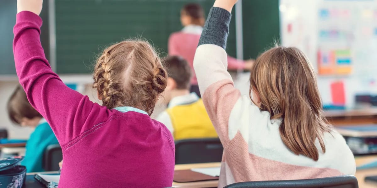 Eine Lehrerin nannte das Familienfoto meiner siebenjährigen Tochter „unangemessen" – dann schaute sich der Rektor das Foto an und bat alle, sitzen zu bleiben