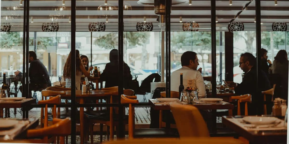 Eine Frau verlangte, dass ich den Rollstuhl meines Sohnes aus dem Speisesaal entferne, weil er „alle beim Essen ruiniert" – Sie hätte nicht erwartet, was diese Mutter als Nächstes tun würde