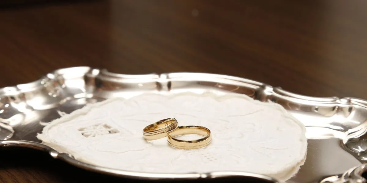 My Fiancée Walked Down the Aisle in an Oversized Old Suit – When I Saw the Writing on the Label, I Broke Down in Tears