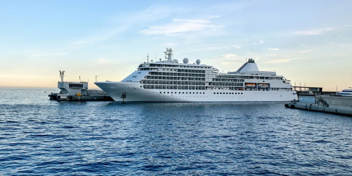Nachdem sie ihren Mann verlor, unternahm eine Frau endlich eine Kreuzfahrt auf dem Schiff, das er als Kapitän geleitet hatte – An Bord näherte sich ihr ein Offizier und sagte: „Diese Reise ist besonders. Ihr Mann hat etwas für Sie hinterlassen