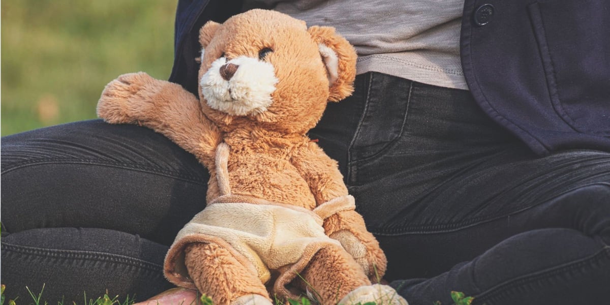 Zwölfjähriger Junge weigerte sich, seinen verstorbenen Vater berühren zu lassen – Aber als er ihn seiner Mutter gab, flüsterte er: "Dad sagte, ich soll ihn in Sicherheit bringen, bis du bereit bist