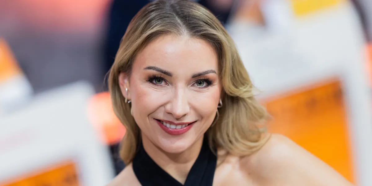 Mitten im Auftritt kommt ein Mann mit Rosen auf die Bühne – Anna-Carina Woitschack ist wieder verliebt