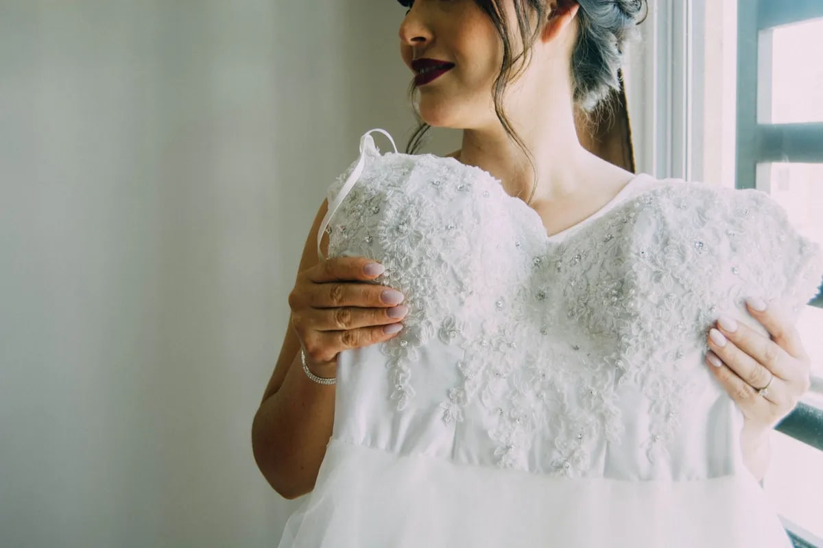 Eine zukünftige Schwiegermutter kritisierte das Hochzeitskleid, das ein Mädchen für ihre Mutter genäht hatte – Als der Bräutigam das hörte, machte das, was er als nächstes tat, den ganzen Raum erstarren
