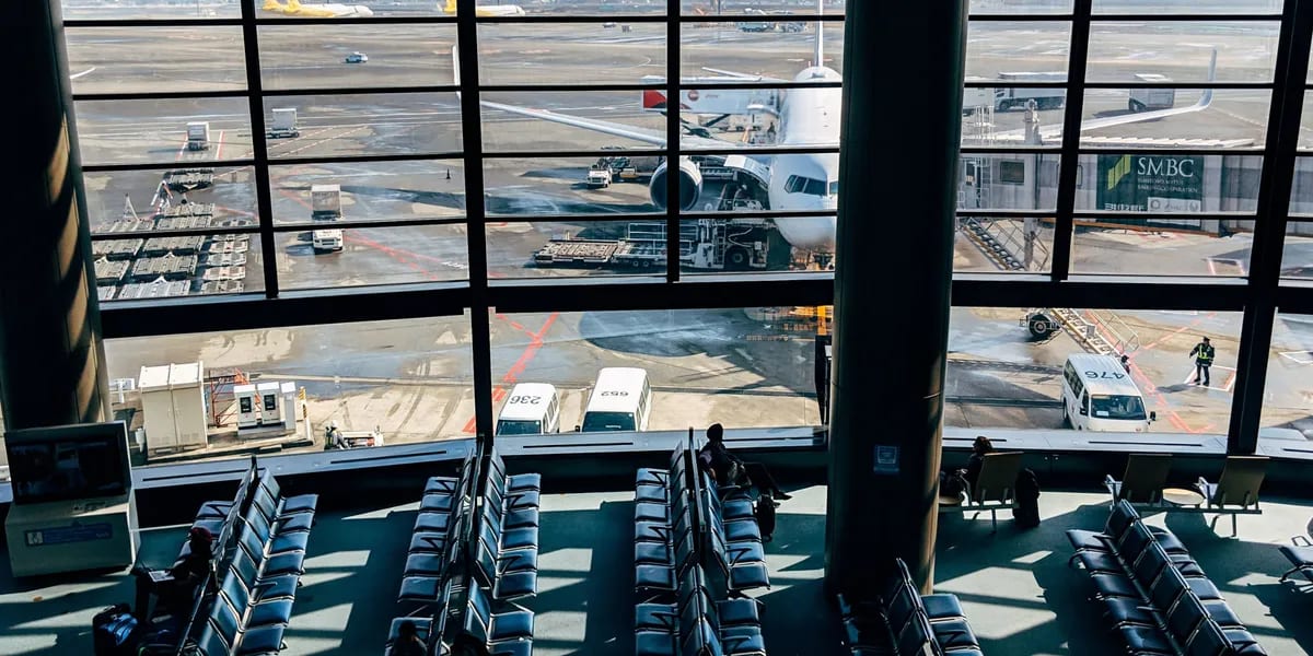 Frau brachte neugeborene Zwillinge zum Flughafen, um ihren Vater zum ersten Mal zu treffen – jemand anderes kam stattdessen an