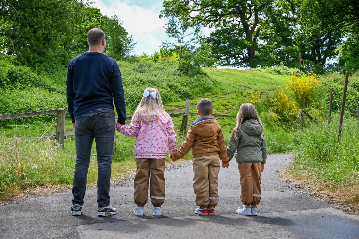 Ein Mann behauptete, dass die Betreuung seiner Kinder eine Woche lang einfach sein würde – doch als seine Frau zu Hause anrief, flüsterte der Jüngste: „Ich höre immer Hämmern in deinem Schlafzimmer, und Daddy hat uns gesagt, wir dürfen nicht rein