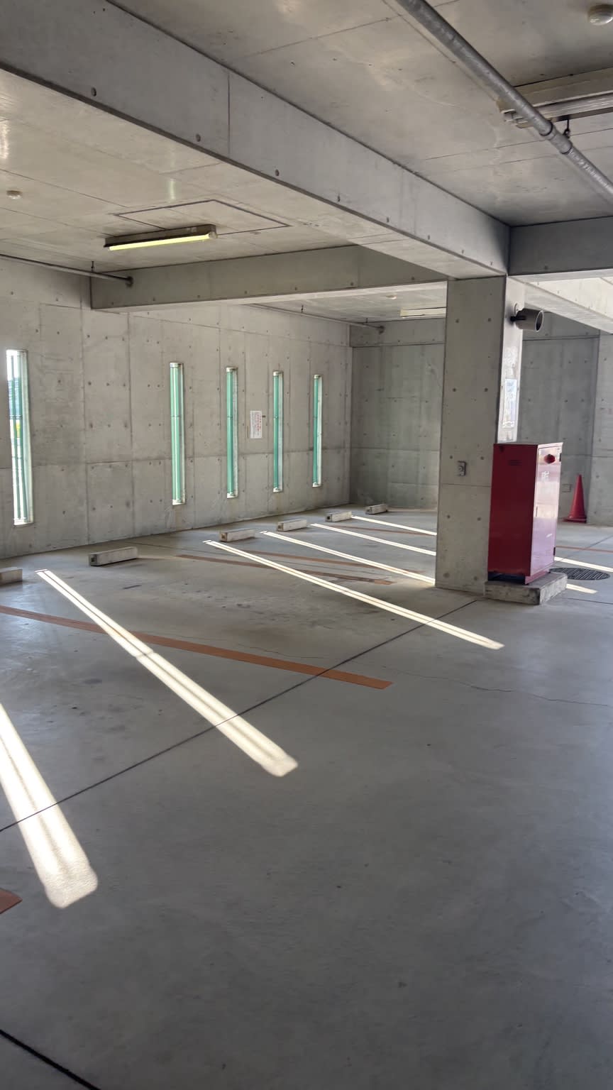 泉佐野市立南部市民交流センター体育分館の屋内駐車スペース