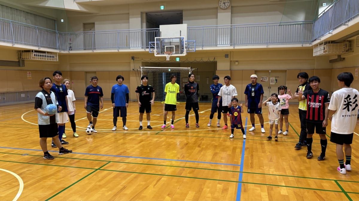 9月13日のSERIE W活動で体育館のフットサルコートに集まった参加者たち
