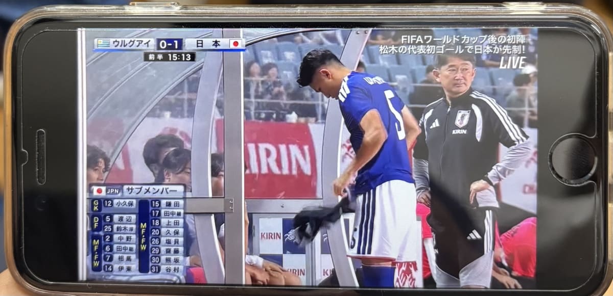 スマートフォンでサッカー日本代表戦を視聴している様子
