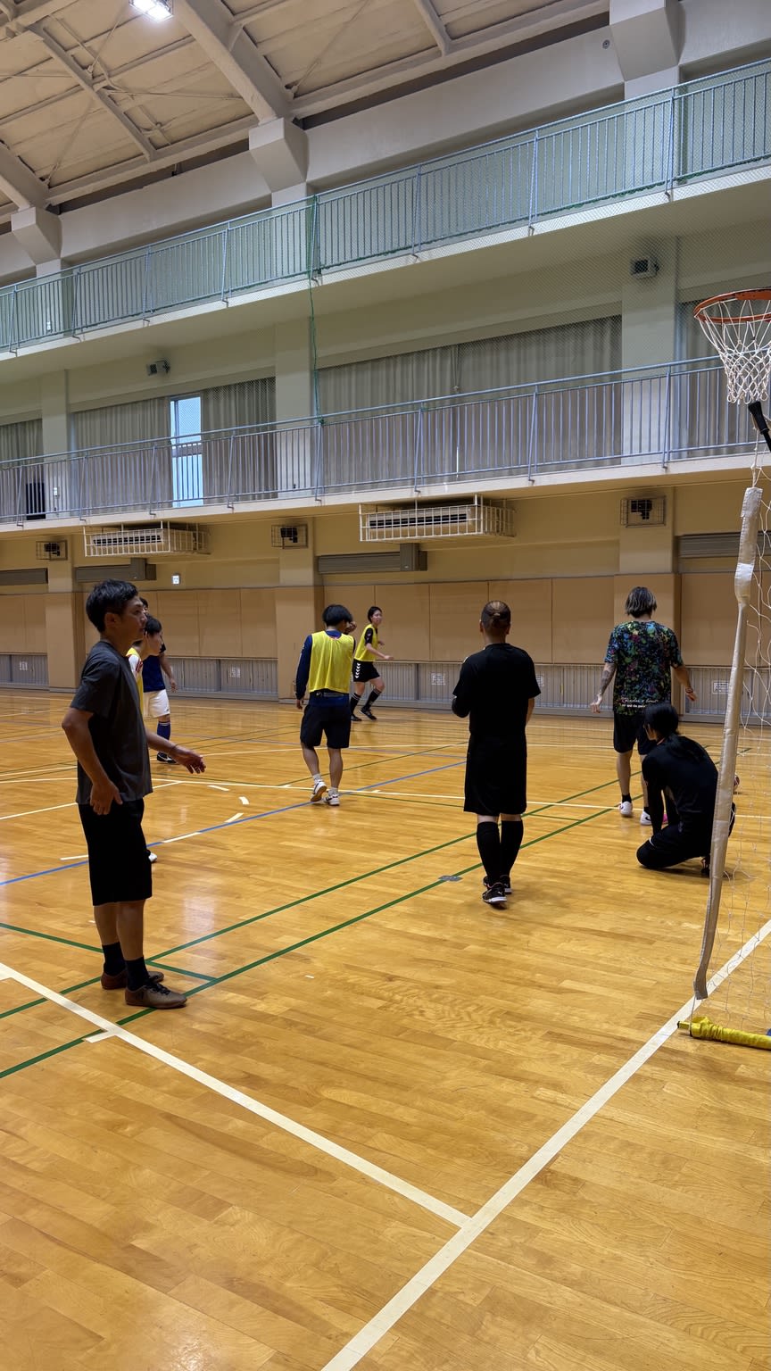 体育館のフットサルコートで参加者がプレーを楽しんでいる様子