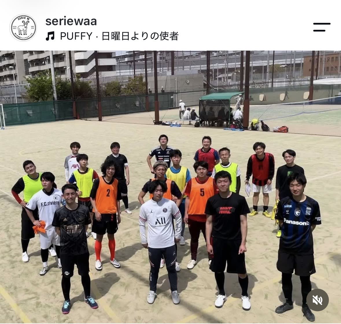 堺の屋外フットサルコートで参加者が集合しているセリエワーの開催写真
