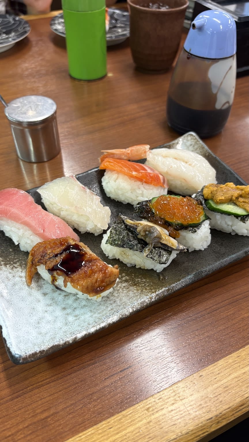 活魚寿司で食べたマグロ、サーモン、白身、うに、いくら、うなぎなどの握り寿司が並ぶ皿