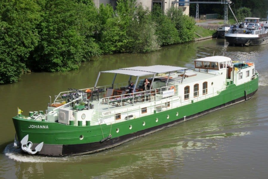 Barge Johanna cruising on the river Oise
