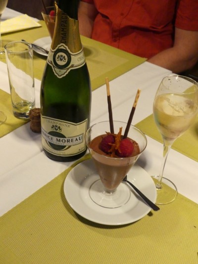 Champagne et dessert au chocolat