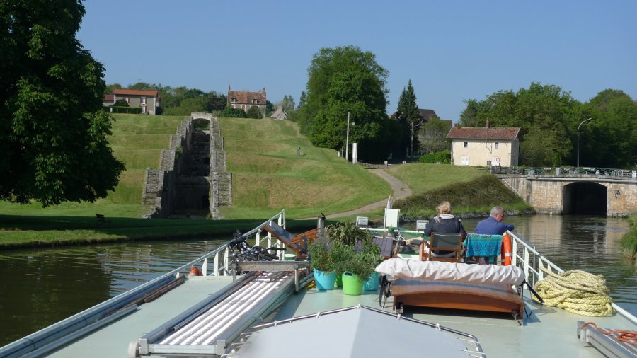 Passing Rogny-les-sept-ecluses