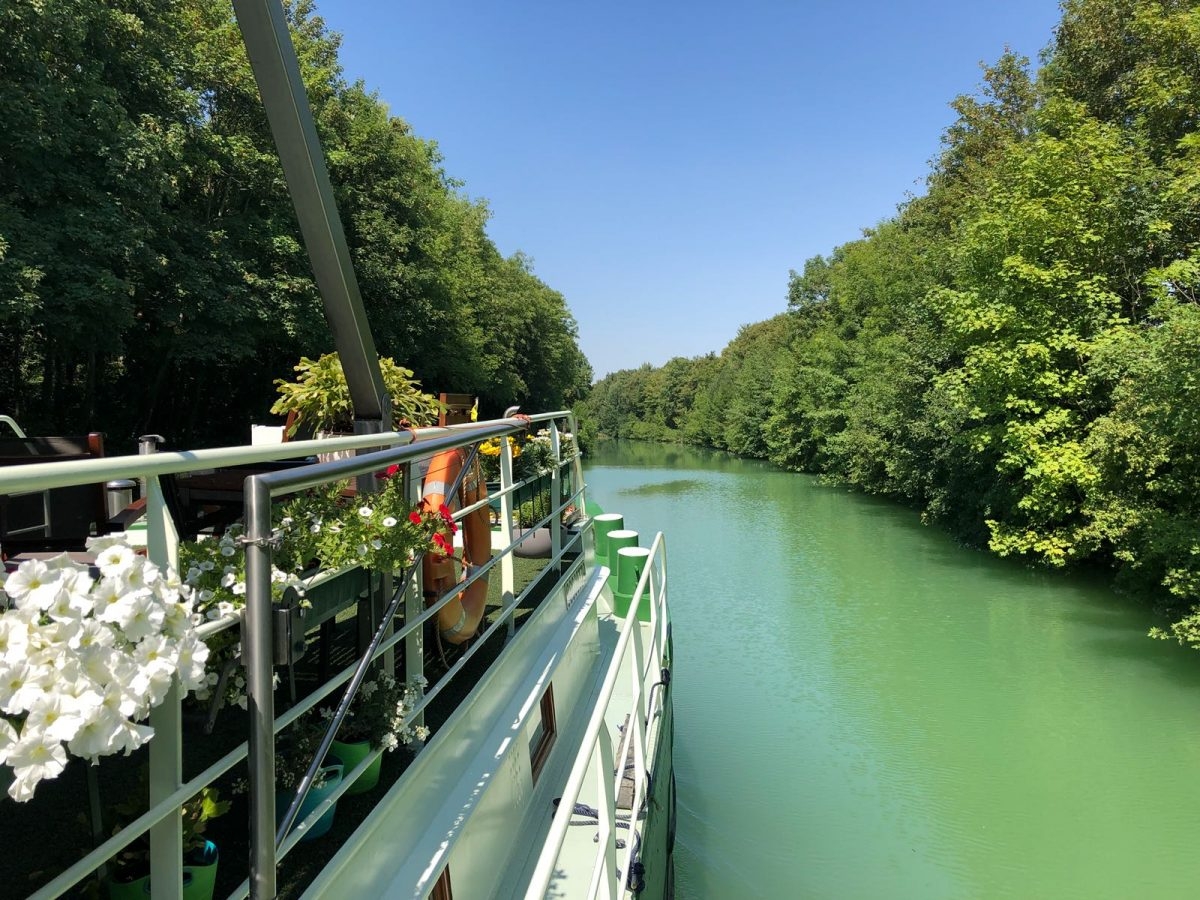 Barge Johanna, sailing on the canal
